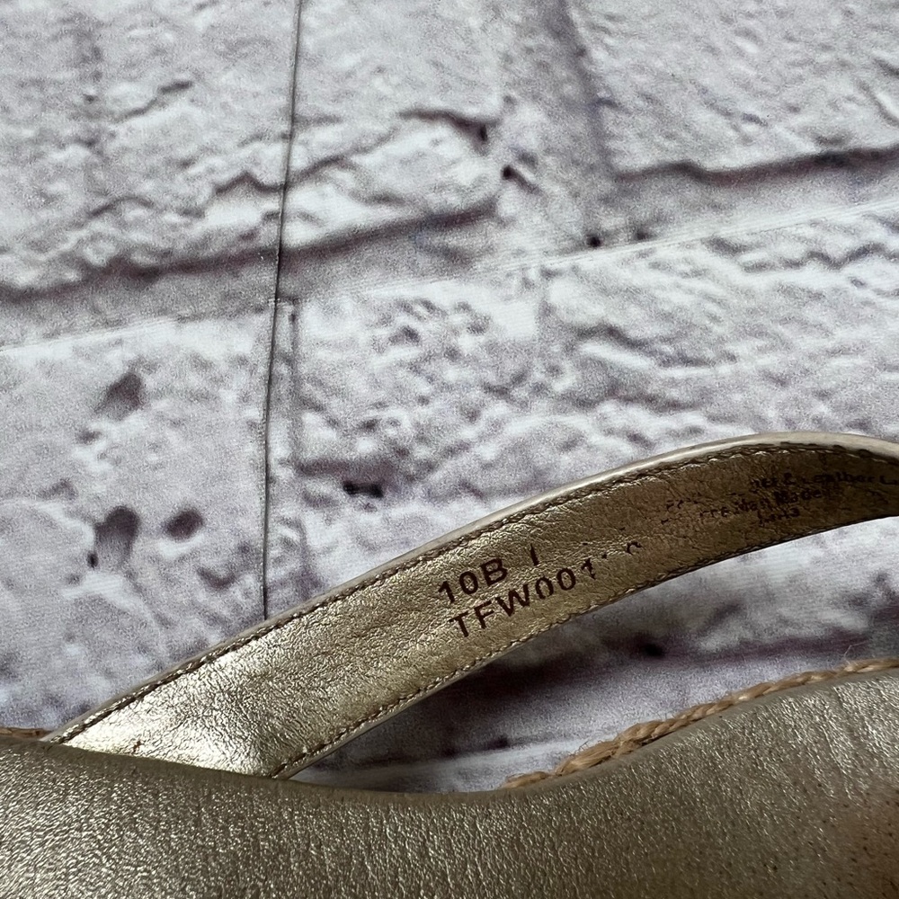 Tommy Bahama white & gold flip flops relaxology - Picture 5 of 6